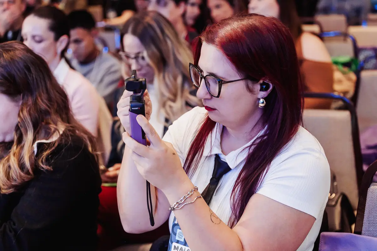 Maia gravando no meio da plateia de um evento