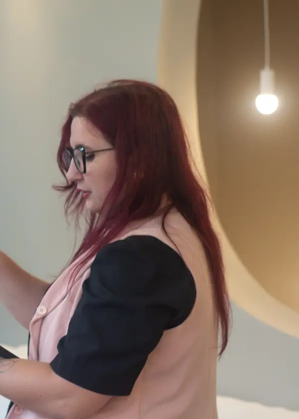 Maia conversando com uma cliente durante uma reunião