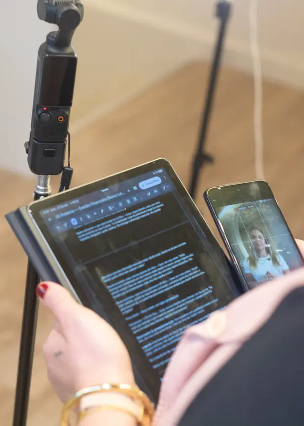 Roteiro aberto no tablet ao lado do celular, antes da gravação