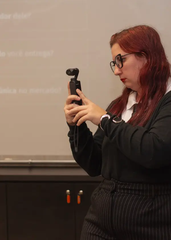 Maia gravando com um estabilizador de celular